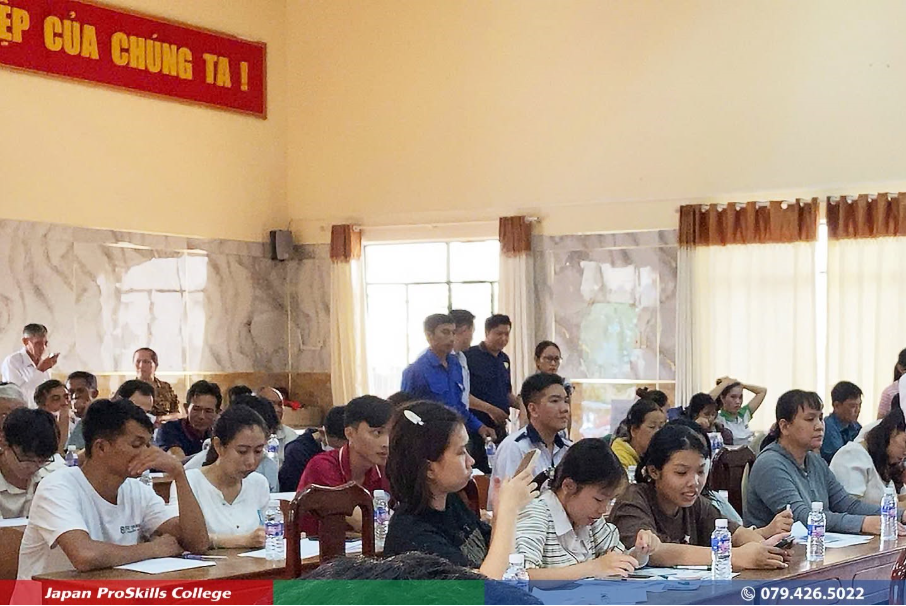 May be an image of one or more people, people studying and text that says 'e CỦA CHÚNG TA! G ! Japan ProSkills JapanProSkillsCollege College College 079.426.5022'' class='WACImage SCXW262292884 BCX0' height='404' width='604' height='404' width='604' height='404