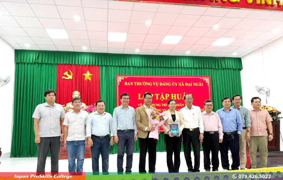 May be an image of ‎one or more people and ‎text that says '‎ک aen BAN ΒΑΝχ ப THƯỜNG VỤ DẰNG ỦY XÃ ĐẠI NGÃI L TẬP TẬPHU HU DUNGTRI NG TRÍ Japan ProSkills College KNAE 079.426.5022‎'‎‎