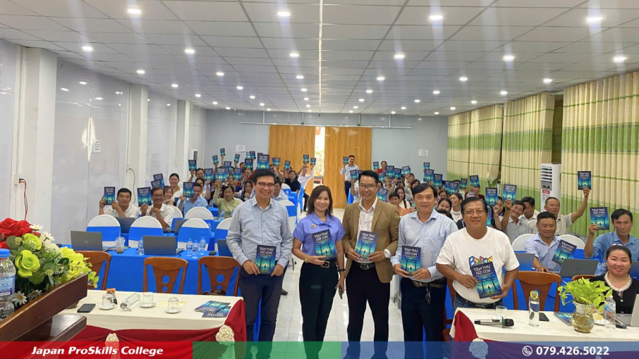 May be an image of one or more people and text' class='WACImage SCXW40554739 BCX0