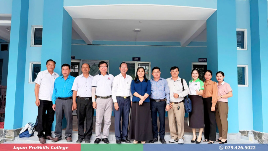 May be an image of one or more people and text' class='WACImage SCXW131658629 BCX0' width='604' height='340' width='604' height='340' width='604' height='340
