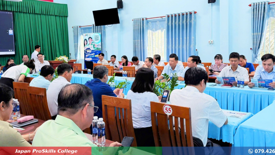 May be an image of one or more people, table and text' class='WACImage SCXW131658629 BCX0' width='604' height='340' width='604' height='340' width='604' height='340